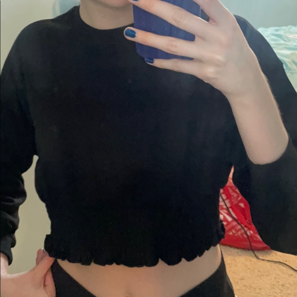 Cropped black sweatshirt